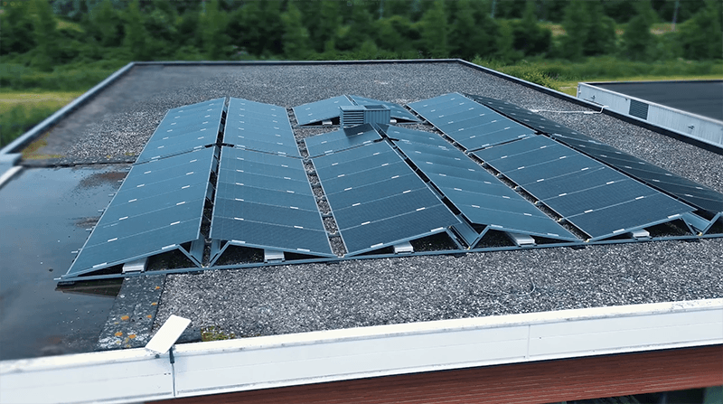 Zonnepanelen op het dak van Tesland Almere