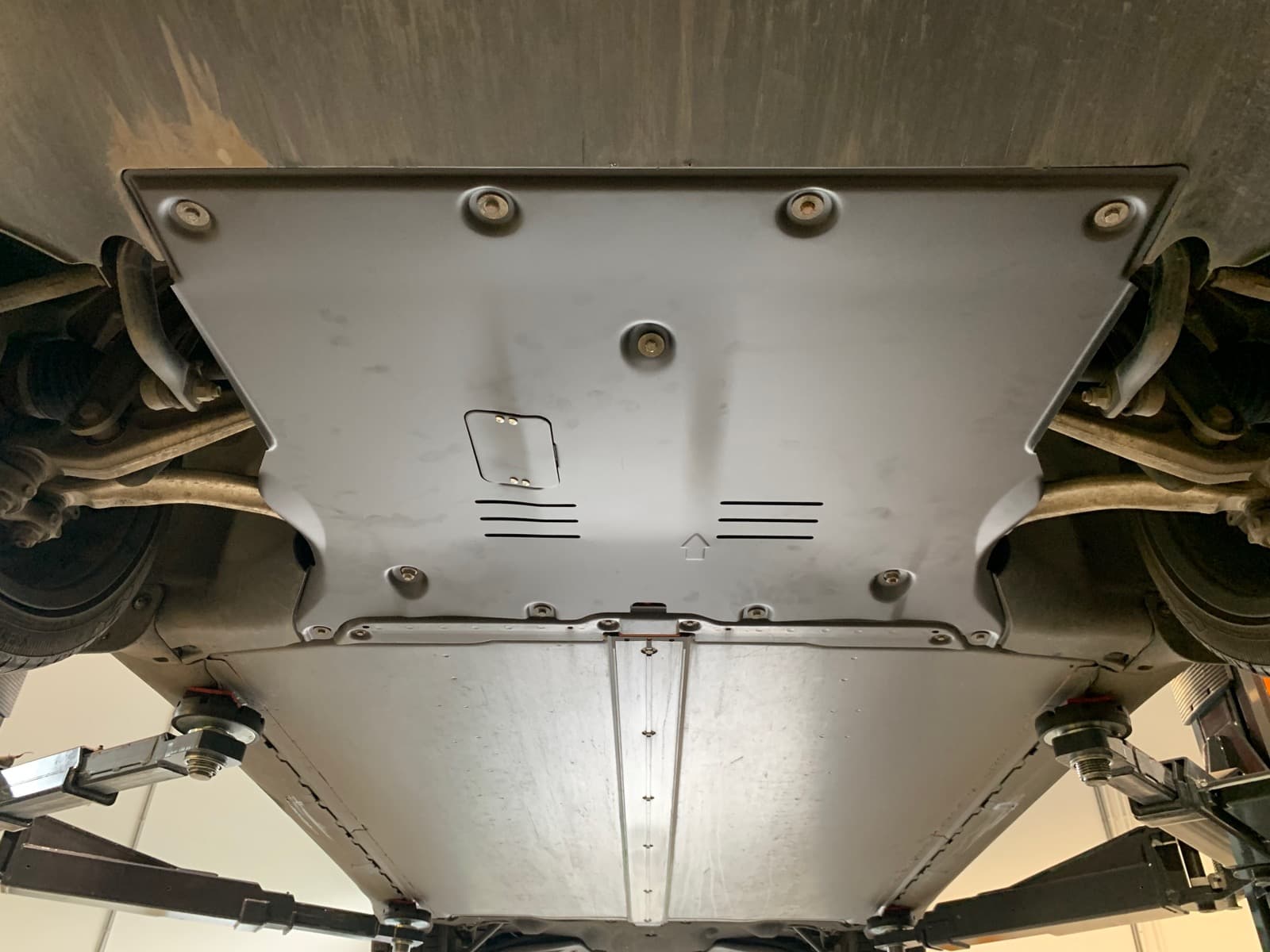 Model 3 - Motor bodem beschermplaat - Voorzijde