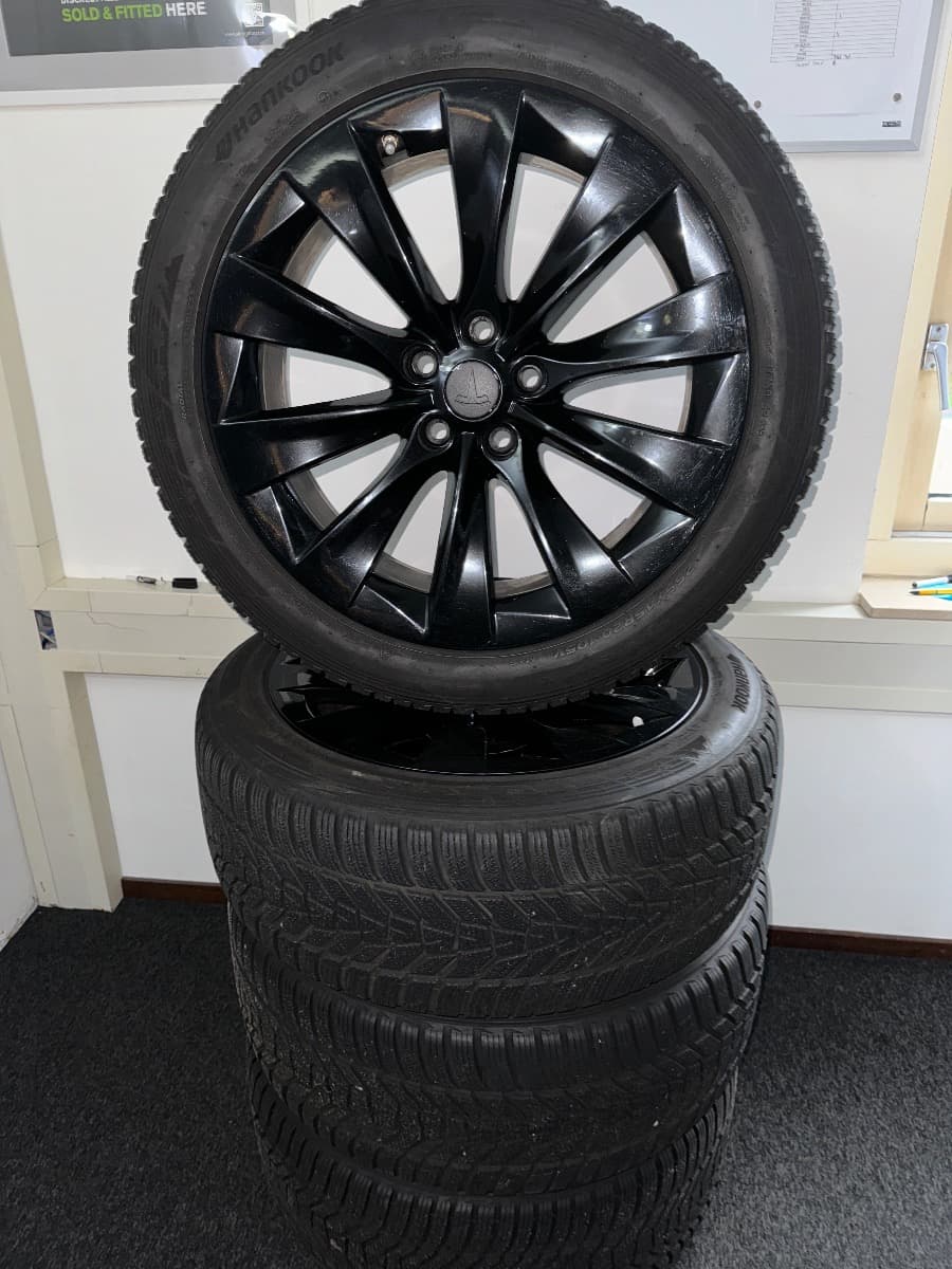 Model X 20" Black OEM TESLA Winterwielenset met Hankook winterbanden