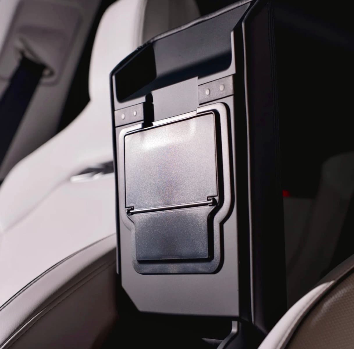 MODEL Y JUNIPER - GEHEIM COMPARTMENT VOOR IN DE ARMSTEUN