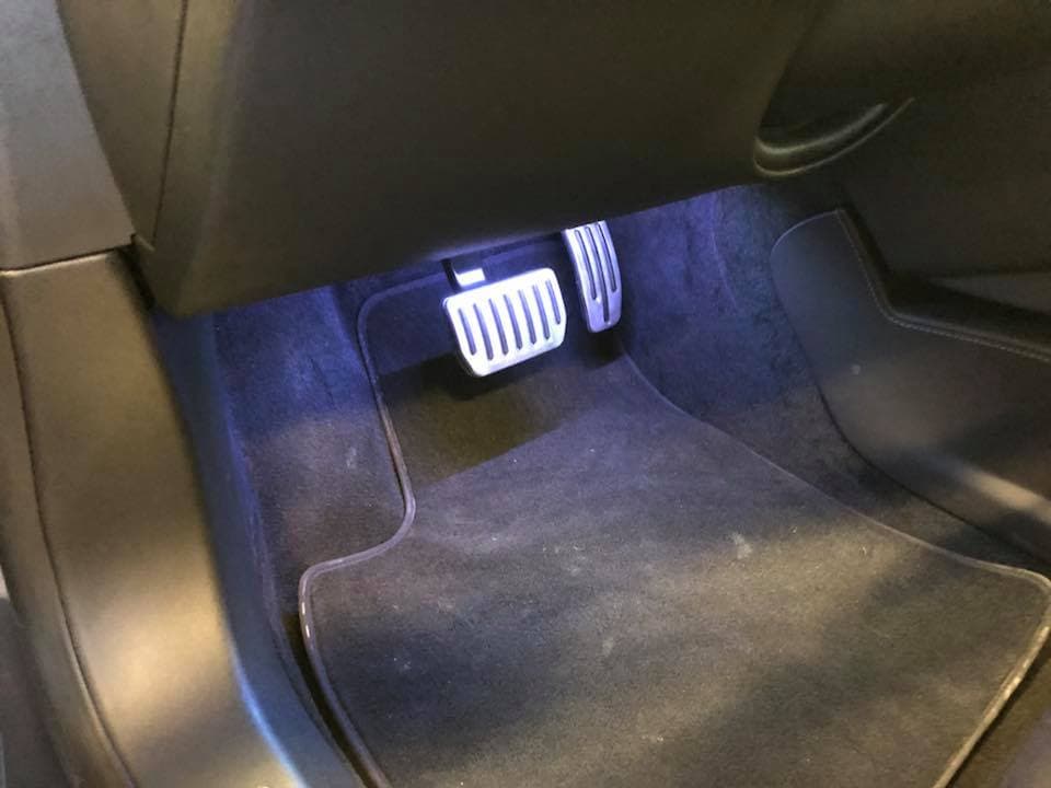 RGB LED strips verlichting beenruimte Tesla