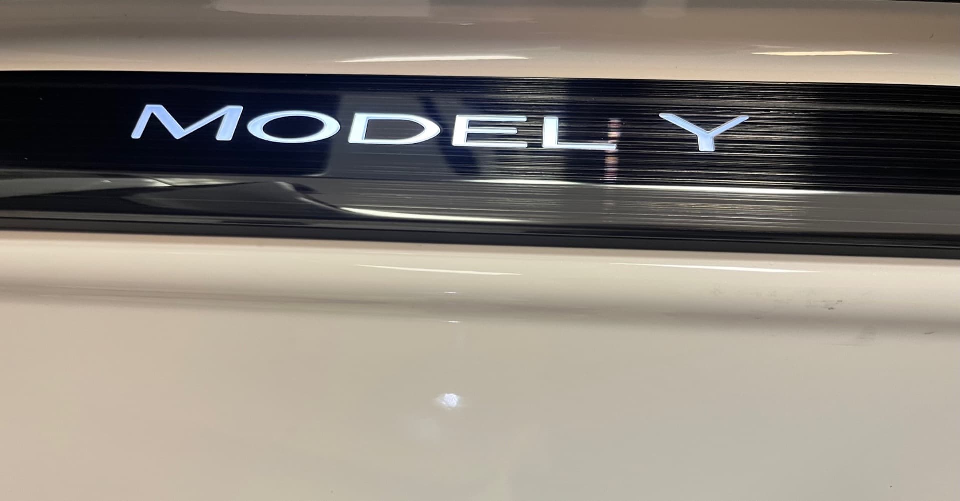 Model Y - Verlichte dorpel instaplijsten